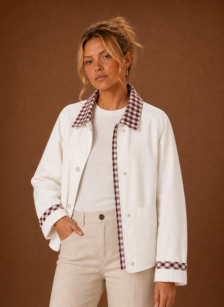 Relaxed fit women's jacket featuring a stylish checked collar and cuffs, perfect for casual outfits and layering in any season. 1