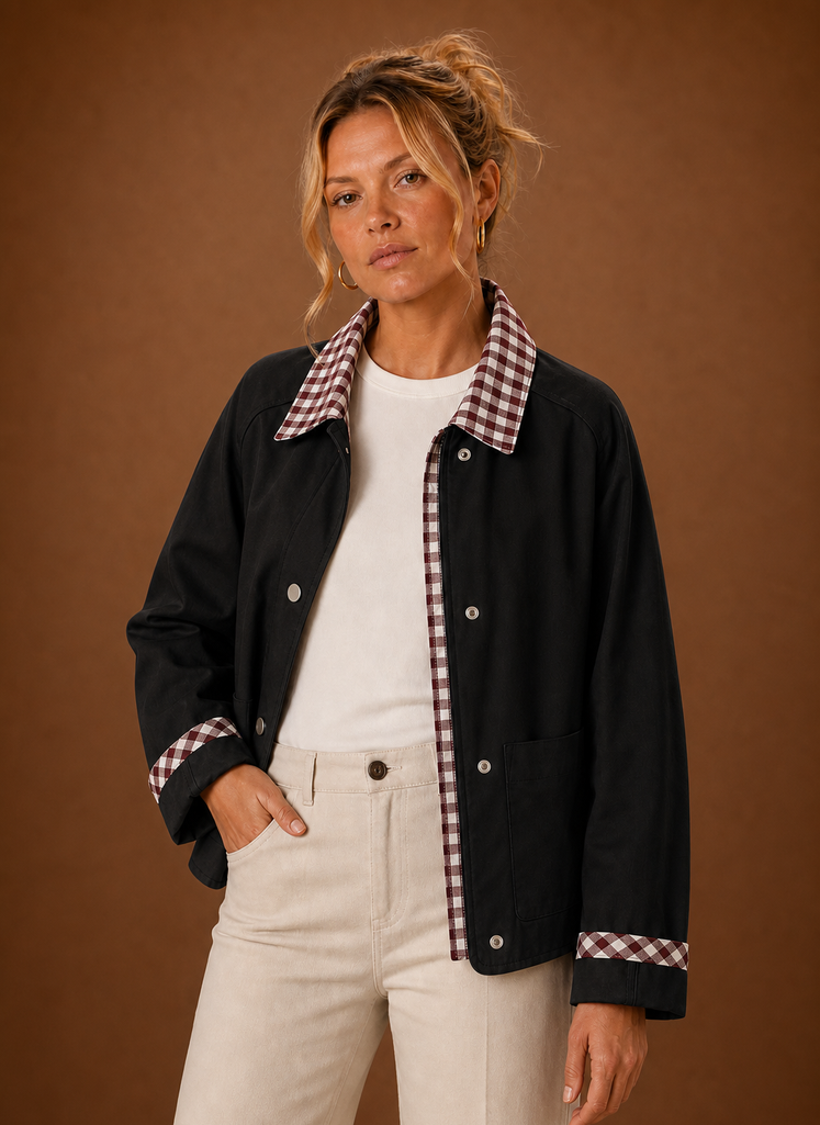 Relaxed fit women's jacket featuring a stylish checked collar and cuffs, perfect for casual outfits and layering in any season. 2