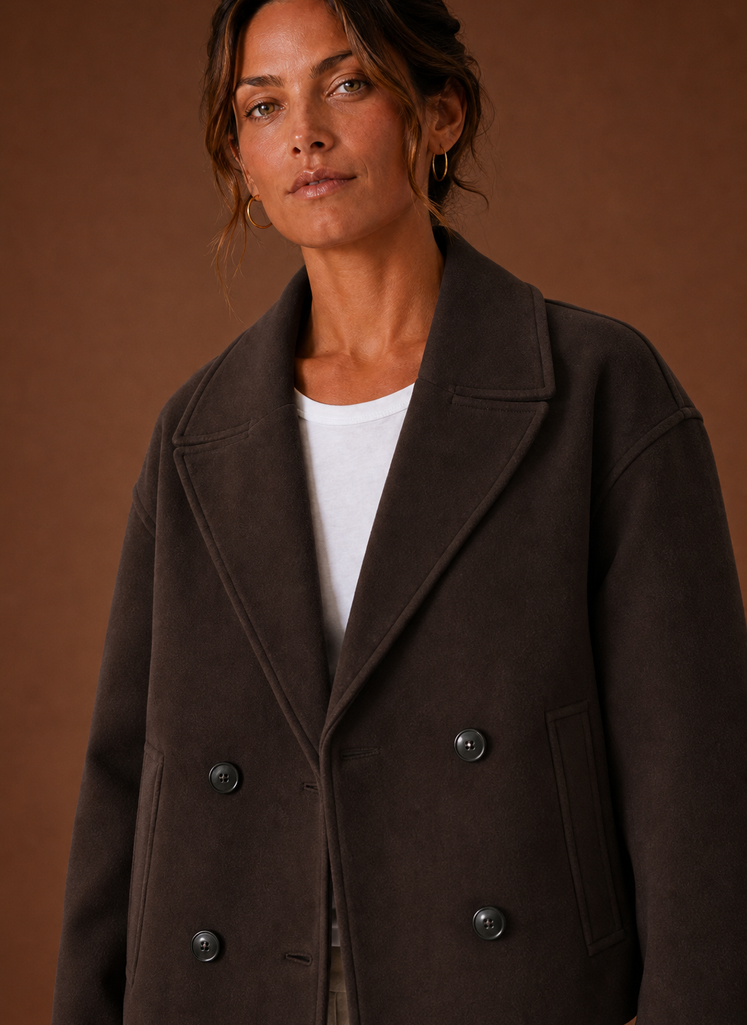 Women's double-breasted cropped coat featuring a stylish wide lapel, perfect for adding a chic touch to any outfit. 2