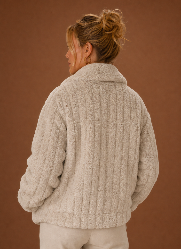 Women's oversized teddy winter coat in a relaxed fit, perfect for cold weather, featuring a cozy texture and stylish design. 1