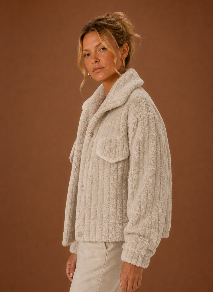 Women's oversized teddy winter coat in a relaxed fit, perfect for cold weather, featuring a cozy texture and stylish design. 2