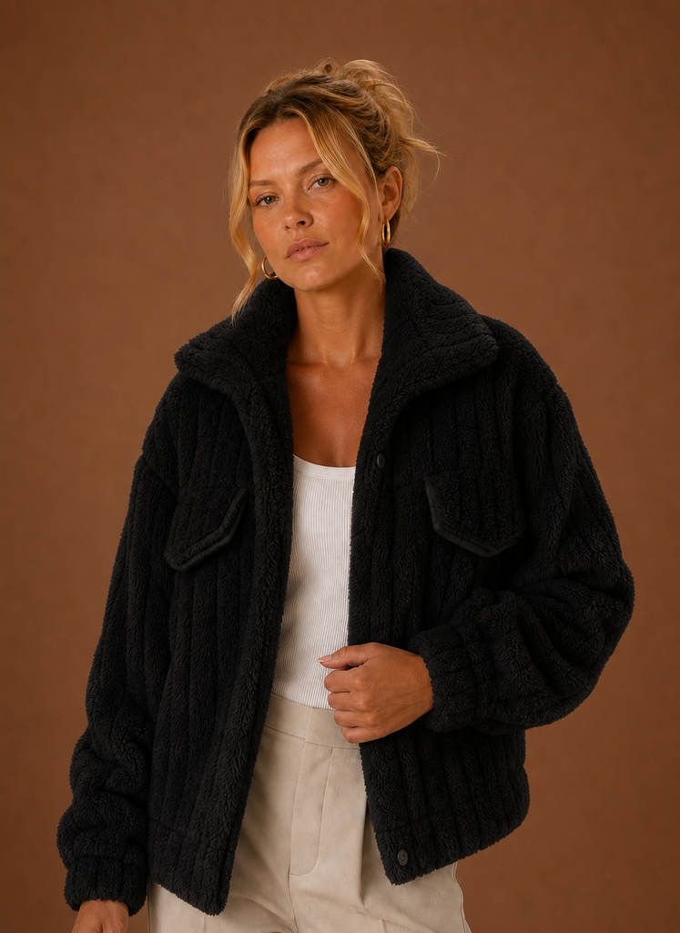 Women's oversized teddy winter coat in a relaxed fit, perfect for cold weather, featuring a cozy texture and stylish design. 4