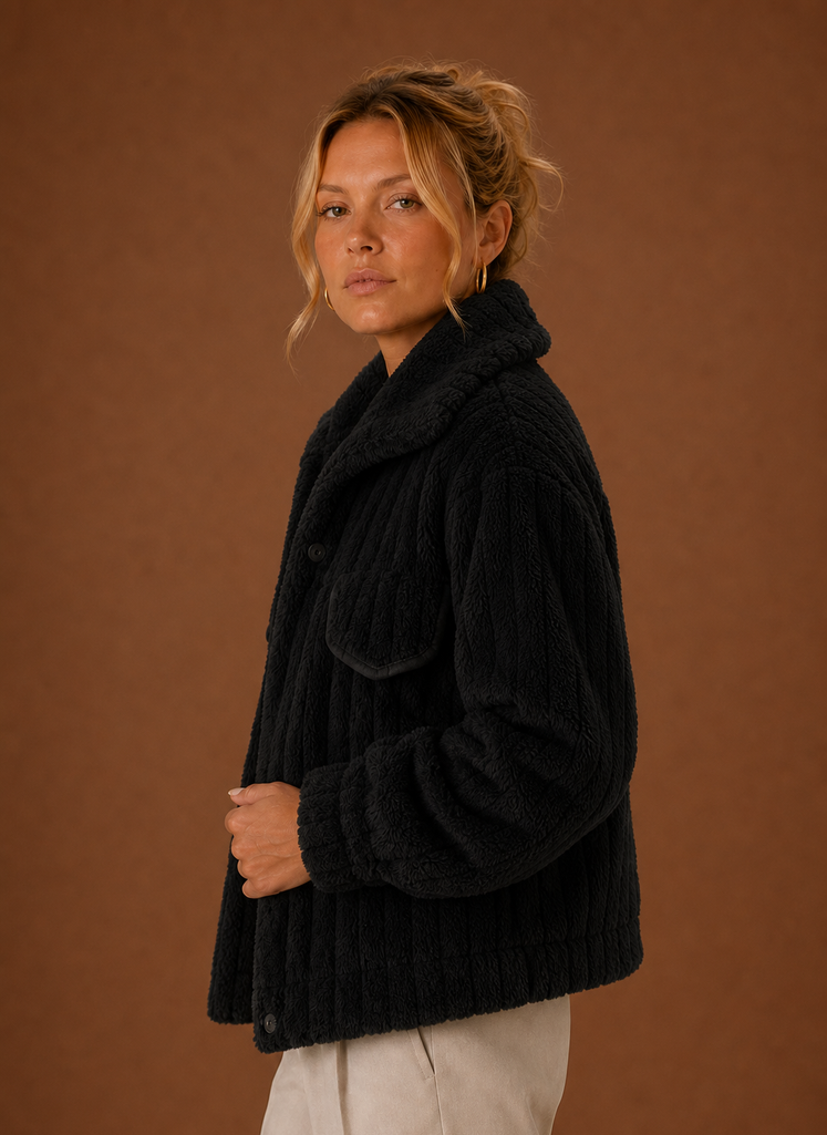 Women's oversized teddy winter coat in a relaxed fit, perfect for cold weather, featuring a cozy texture and stylish design. 5