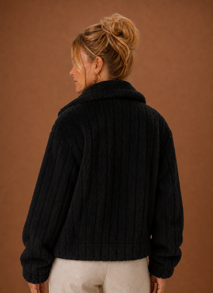 Women's oversized teddy winter coat in a relaxed fit, perfect for cold weather, featuring a cozy texture and stylish design. 6
