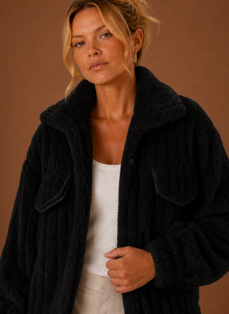 Women's oversized teddy winter coat in a relaxed fit, perfect for cold weather, featuring a cozy texture and stylish design. 7
