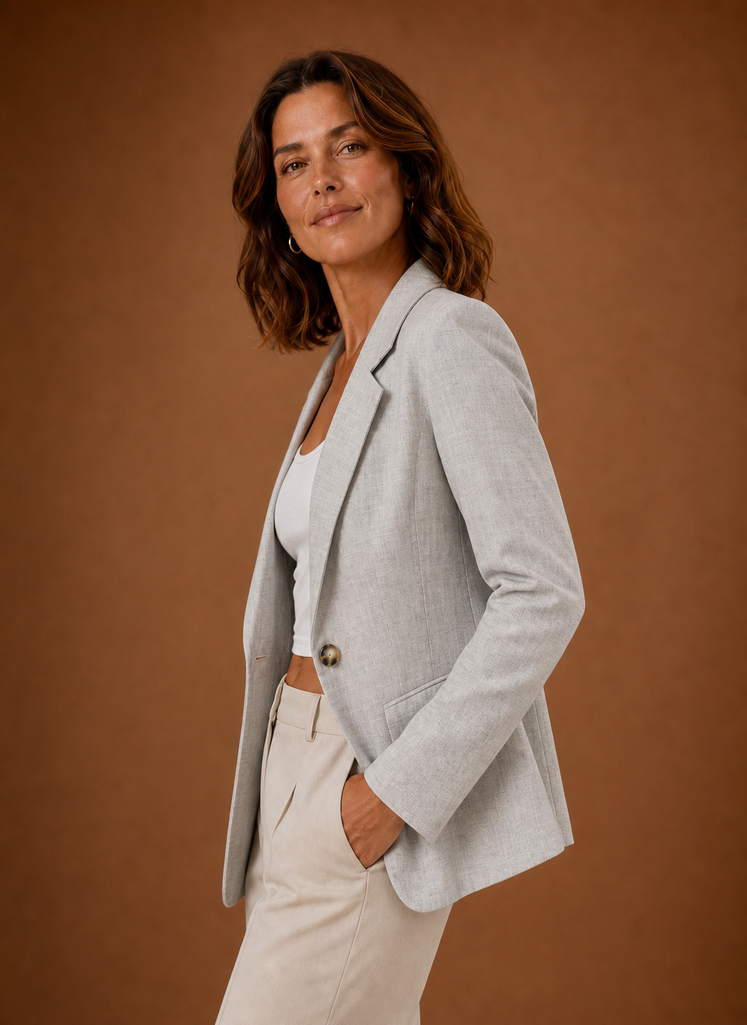Elegant women's tailored black blazer featuring a sophisticated single-button closure, ideal for professional and formal occasions. 2